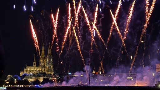 Feuerwerk über dem Rhein, im Hintergrund der Kölner Dom