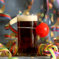 Kölschglas und Altglas mit Clownsnase und Luftschlangen