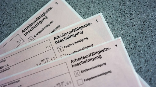 Drei Arbeitsunfähigkeitsbescheinigungen übereinander
