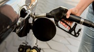 Ein Frau beim Betanken eines Fahrzeugs an einer Tankstelle