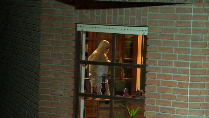 Mann von der Kriminaltechnik sichert Spuren in Sprockhövel in einem Haus
