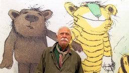 Der Künstler Janosch posiert 2010 vor seinem Bild "Der Tiger mit grüner Nase".