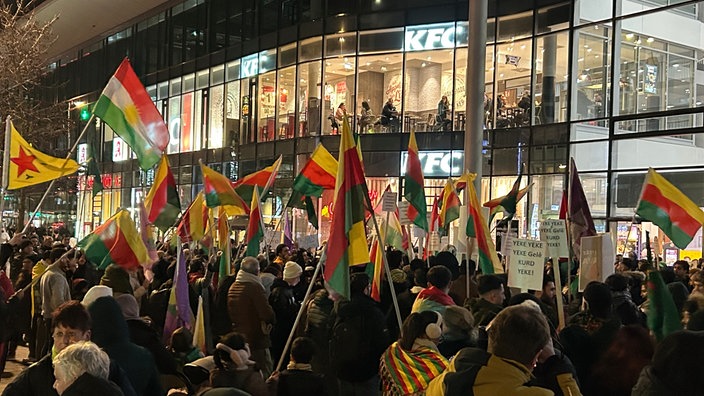 Demonstrienrende auf der Kurdistan-Demo in Münster 