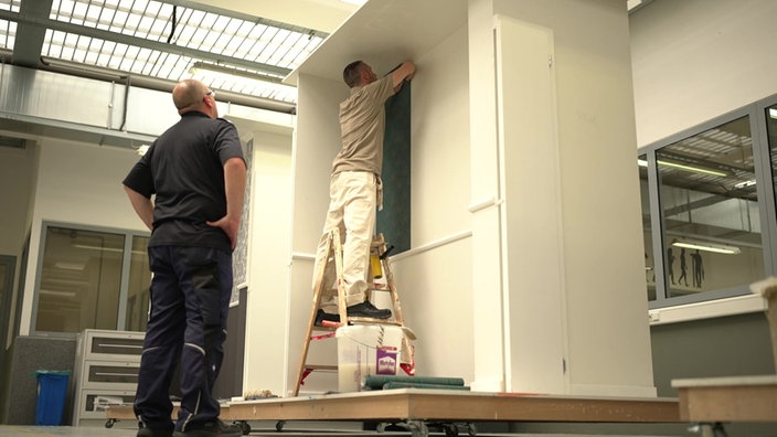 Häftling Mike lernt in der JVA Düsseldorf stetig neue Renovier-Techniken