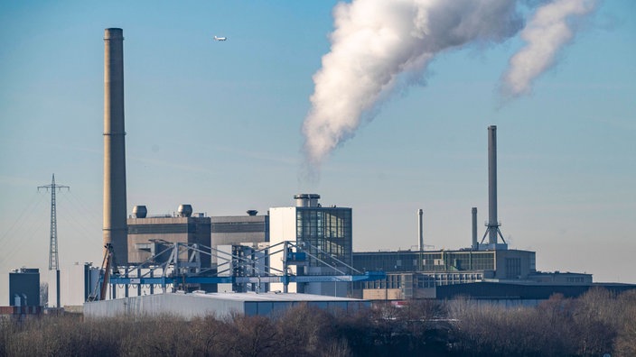 Das Heizkraftwerk Lausward in Düsseldorf, Gas- und Dampfturbinenkraftwerk, betrieben von den Stadtwerken Düsseldorf und EnBW, im Hafen von Düsseldorf am Rhein, der Kamin des Krafwerksblock Fortuna, das Kraftwerk erzeugt Strom, auch Bahnstrom und Fernwärme