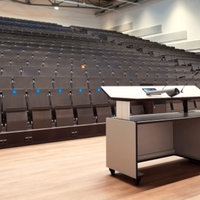 Hörsaal 116 im Neubau am Hörsaalzentrum US-C (Campus Unteres Schloss) der Universität Siegen nach dem Umbau der ehemaligen Kaufhof-Filiale. Siegen, Nordrhein-Westfalen.