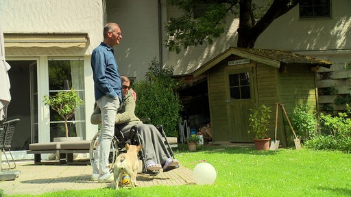 ME/ CFS Betroffene mit ihrem Mann im Garten. 