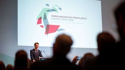 Hendrik Wüst, Ministerpräsident von Nordrhein-Westfalen, spricht zu den Zuschauern.