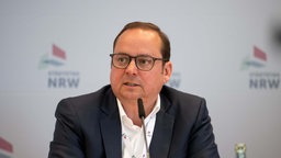 Thomas Kufen (CDU), Oberbürgermeister der Stadt Essen, spricht bei einer Pressekonferenz