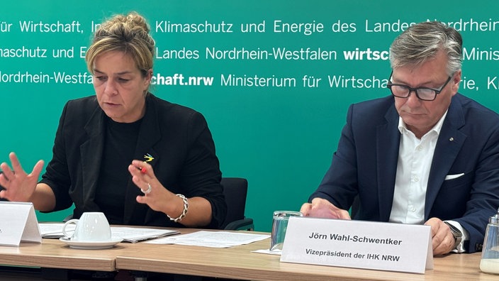 Wirtschaftsministerin Mona Neubaur (Grüne) und Jörn Wahl-Schwentker (IHK NRW) bei der Vorstellung des Konjunkturberichts