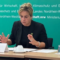 Wirtschaftsministerin Mona Neubaur (Grüne) und Jörn Wahl-Schwentker (IHK NRW) bei der Vorstellung des Konjunkturberichts