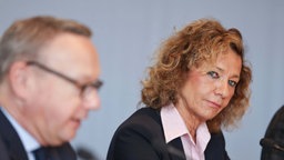 Dagmar Schulze-Lange, Opferbeauftragte, verfolgt die Reden bei der Verabschiedung der ehemaligen Opferbeauftragten Havliza.