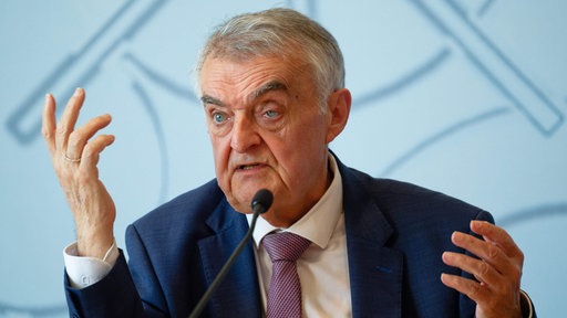 Herbert Reul bei einer Pressekonferenz