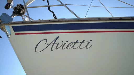 Die Vorderseite eines Segelboots mit dem Namen Avietti