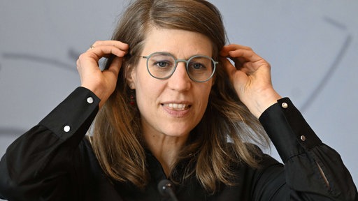 Verena Schäffer (Grüne), Integrationsministerin in Nordrhein-Westfalen, stellt im Landtag den Bericht der Landesregierung zu antisemitischen Vorfällen im Jahr 2025 der Presse vor.