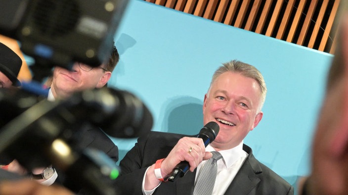 Gordon Schnieder vor den Kameras