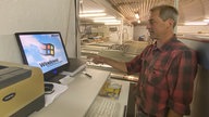 Landwirt Peter Huber startet Eiersortiermaschine mit Windows 95