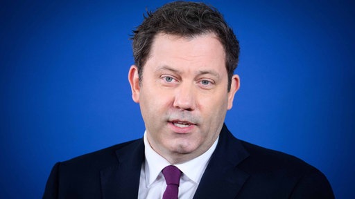 Lars Klingbeil bei einer Pressekonferenz in Berlin