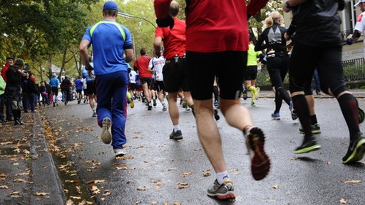 Rückansicht mehrerer Marathon-Läufer