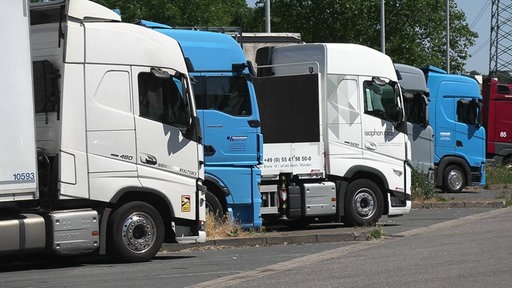 Parkende Lkw an der A1 Lichtendorf-Süd