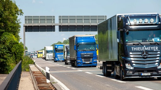 Lkw auf der vielbefahrenen Autobahn A4 in Höhe des Umschlagbahnhof Köln-Eifeltor