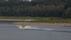Ein Löschflugzeug auf dem Staudamm von Eupen während eines Großbrandes im Hohen Venn