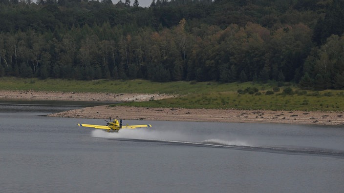 Ein Löschflugzeug auf dem Staudamm von Eupen während eines Großbrandes im Hohen Venn