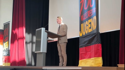 Foto von Luca Hofrath, Chef der AfD-Jugend NRW, auf der Bühne