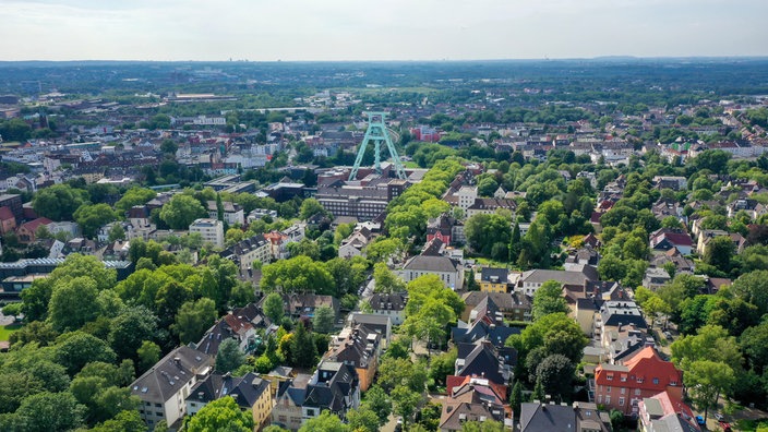 Blick über Bochum mit dem Zechenturm vom Deutschen Bergbaumuseum in der Innenstadt