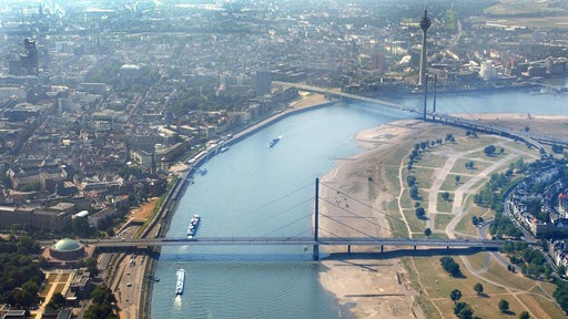 Düsseldorf: Luftaufnahme vom Rhein nach Wochen permanenter Trockenheit