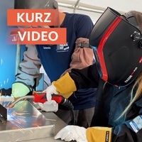 Kind und Mann schweißen gemeinsam mit Masken beim Handwerksfestival