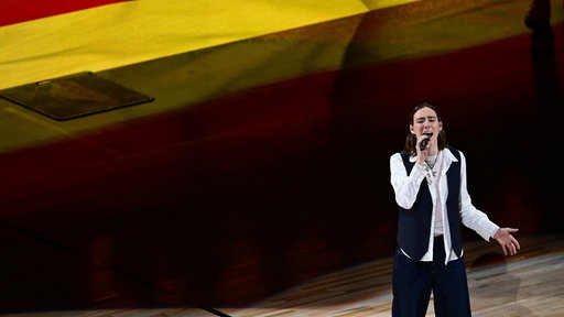 Voice of Germany Gewinnerin Malou Lovis singt vor dem NBA Berlin Game die deutsche Nationalhymne