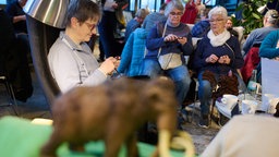 Eine Gruppe älterer Damen beim Häkeln im Strickcafé in Essen