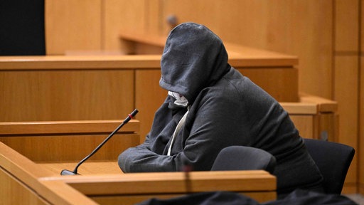 Verurteilter Mann im Gerichtssaal 