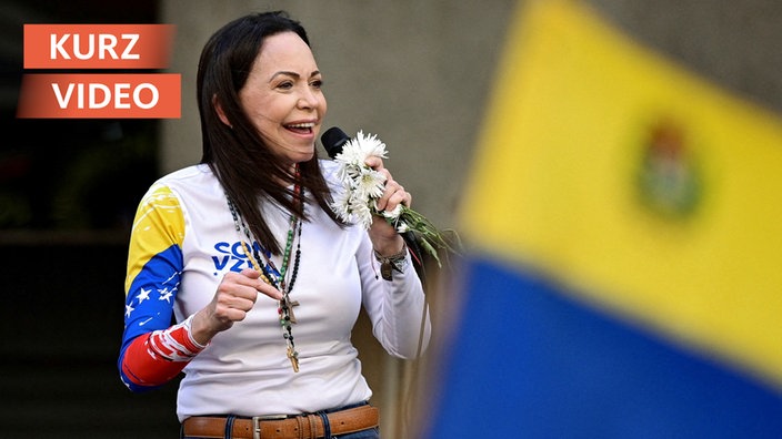 Friedensnobelpreis María Corina Machado feiernd mit einer Venezuela-Flagge