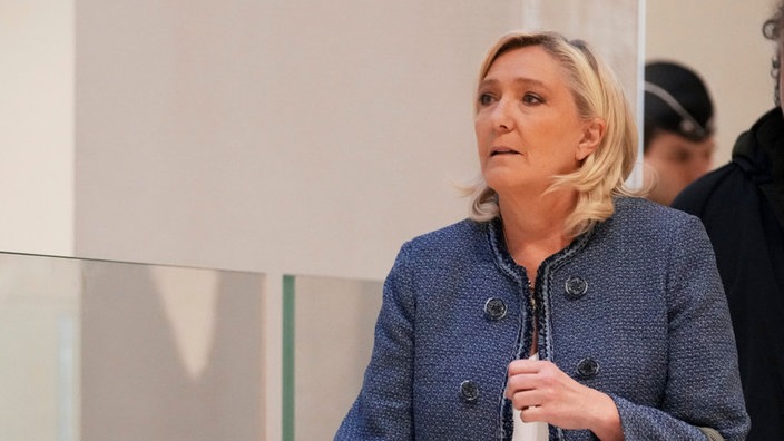Die französische Politikerin Marine Le Pen trifft vor einem Pariser Gericht ein