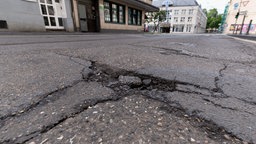 Eine marode Straße mit Schlagloch in Bonn 