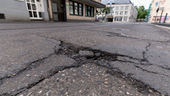 Eine marode Straße mit Schlagloch in Bonn 