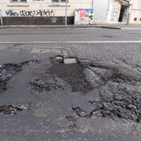  Eine marode Straße mit Schlagloch