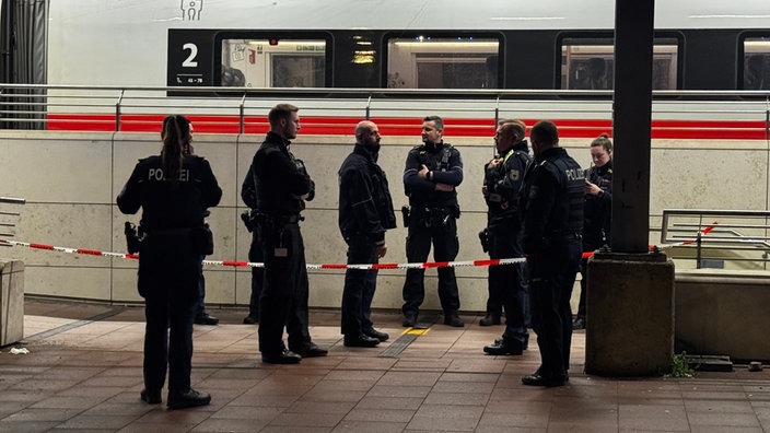 Maskierter Mann stoppt ICE 19 in Siegburg
