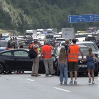 Mehrere Personen stehen vor der Unfallstelle und einem Feuerwehrauto 