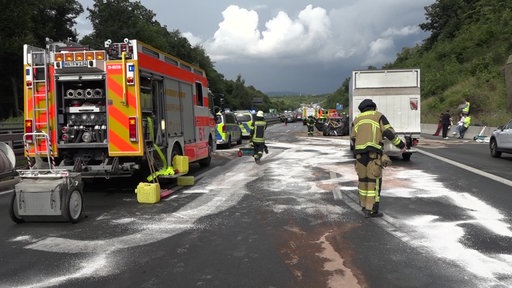 Einsatzkräfte auf der Autobahn sichern die Unfallstelle 