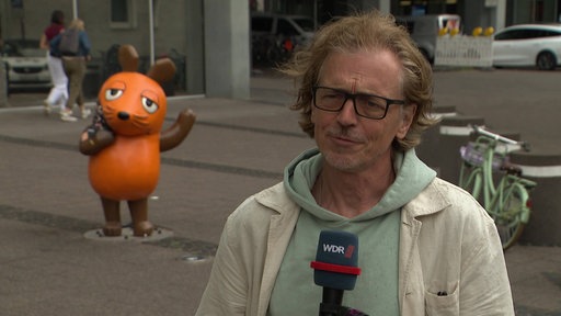 Matthias Körnich vor der angezündeten Maus