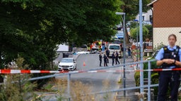 Polizisten im abgesperrten Bereich am Einsatzort 