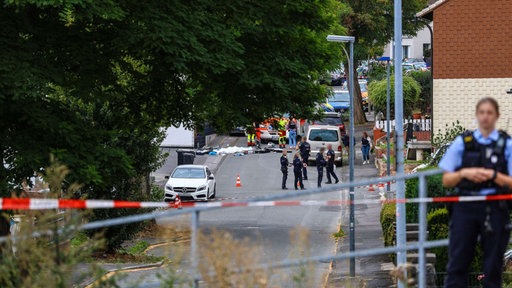 Polizisten im abgesperrten Bereich am Einsatzort 