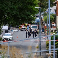 Polizisten im abgesperrten Bereich am Einsatzort 