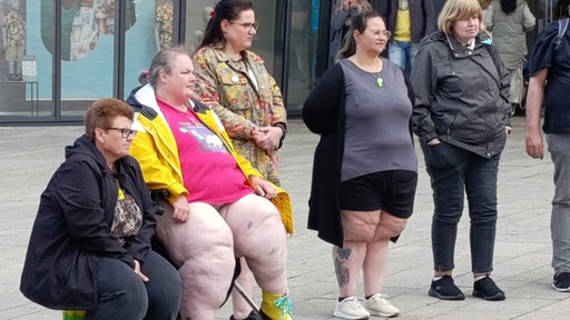 Das Bild zeigt einige Teilnehmende, die selbst auch von der Krankheit betroffen sind.
