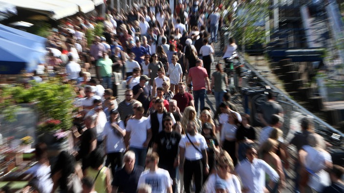 Menschenmassen am Düsseldorfer Rheinufer