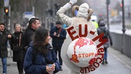 Ein Demonstrant in Berlin fordert das Ende des Mercosur-Abkommens