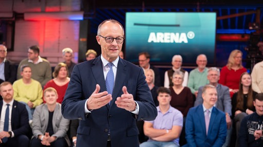 Bundeskanzler Friedrich Merz stelle Fragen der Zuschauer in der ARD-Arena in Bonn